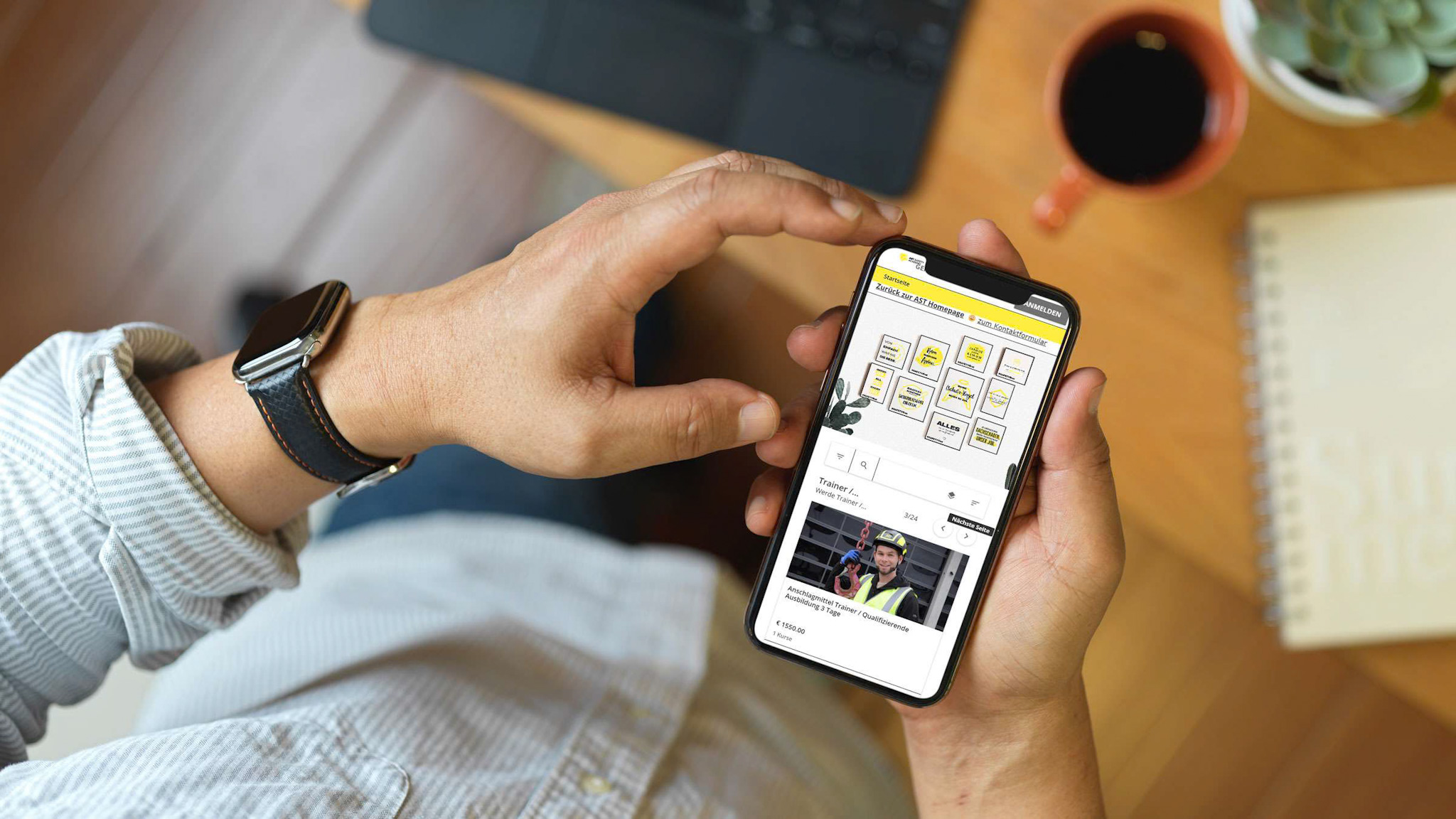 Mitarbeiter nutzt die AST SAFETY ACADEMY auf einem Smartphone für eine Online-Unterweisung.